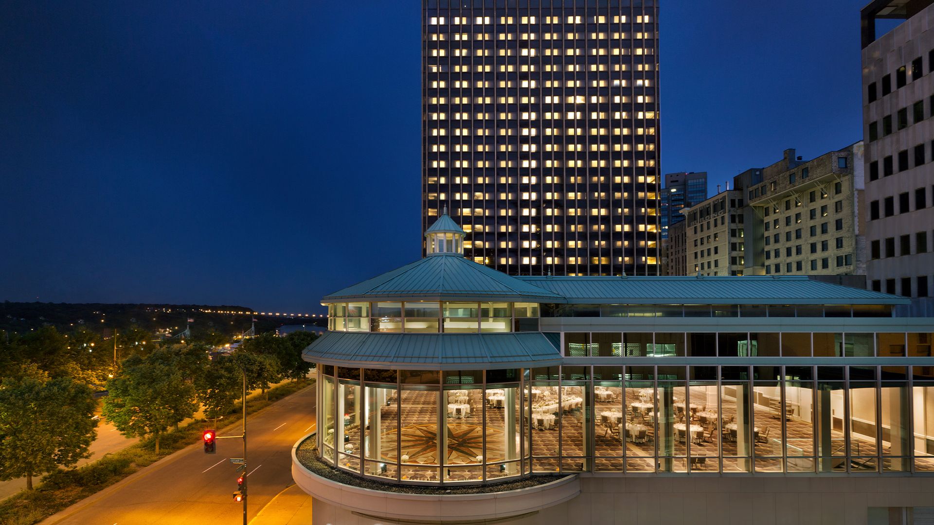 Contemporary Mississippi Riverside Stay in Saint Paul with Restaurant & Bar