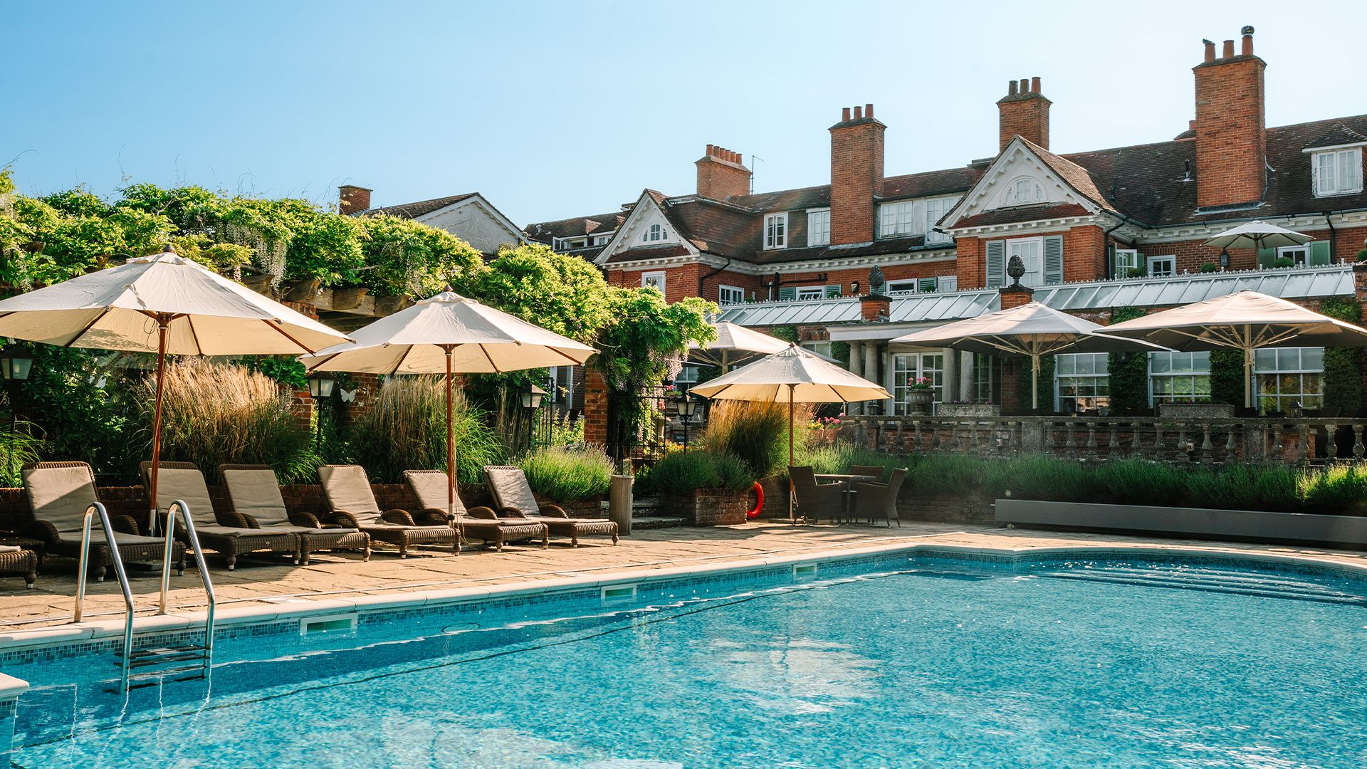 UK: Elegant Hampshire Manor House Luxury with Country Club & Spa