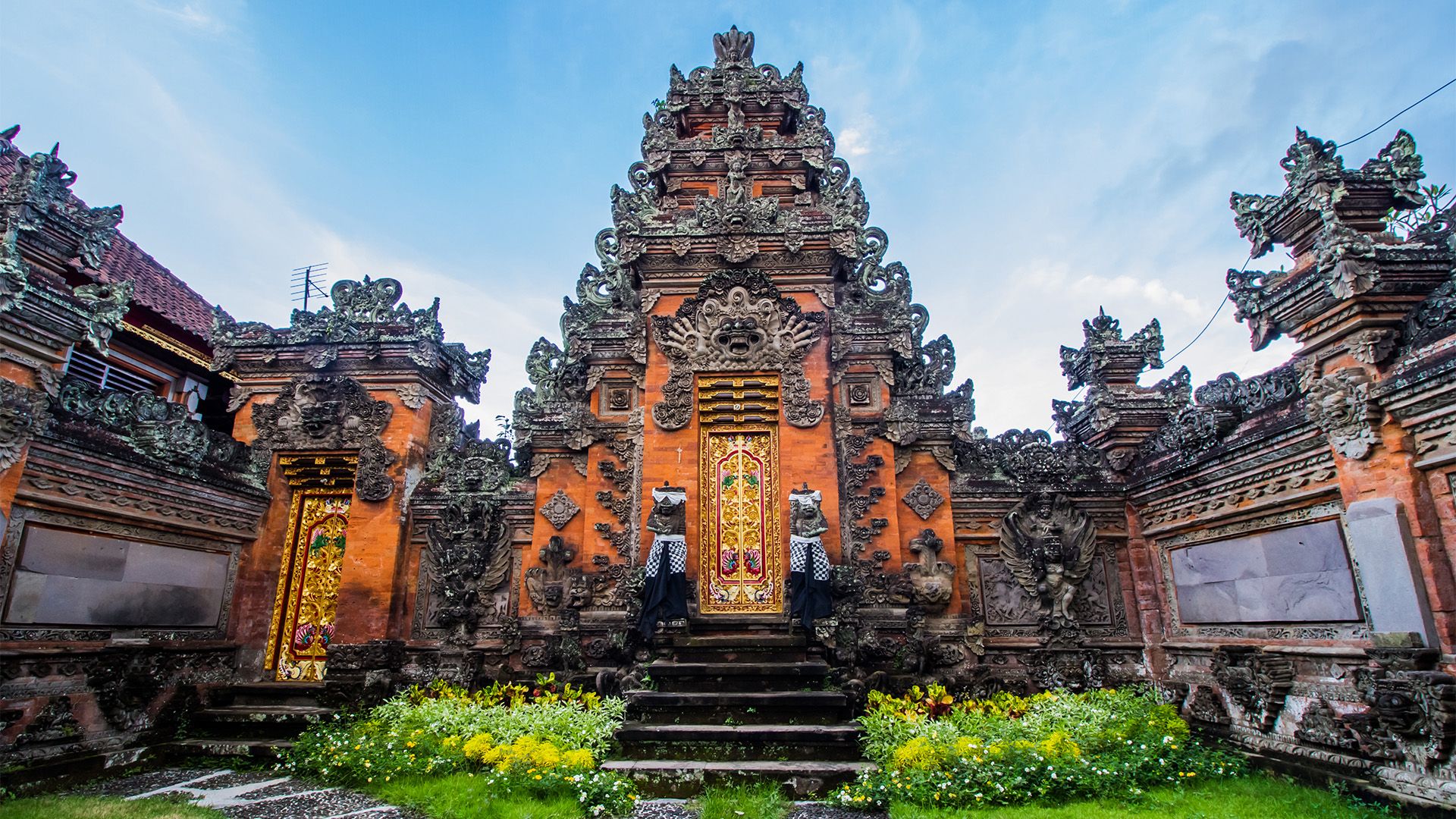 Explore the Beauty of Bali in Half-Day Private Guided Tour to the Mengwi Temple and the Tanah Lot Temple with Return Transfers