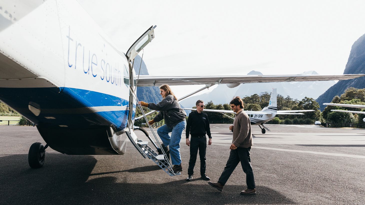 4.5-Hour Milford Sound Tour with Return Scenic Plane Flights & Two-Hour Fjord Cruise