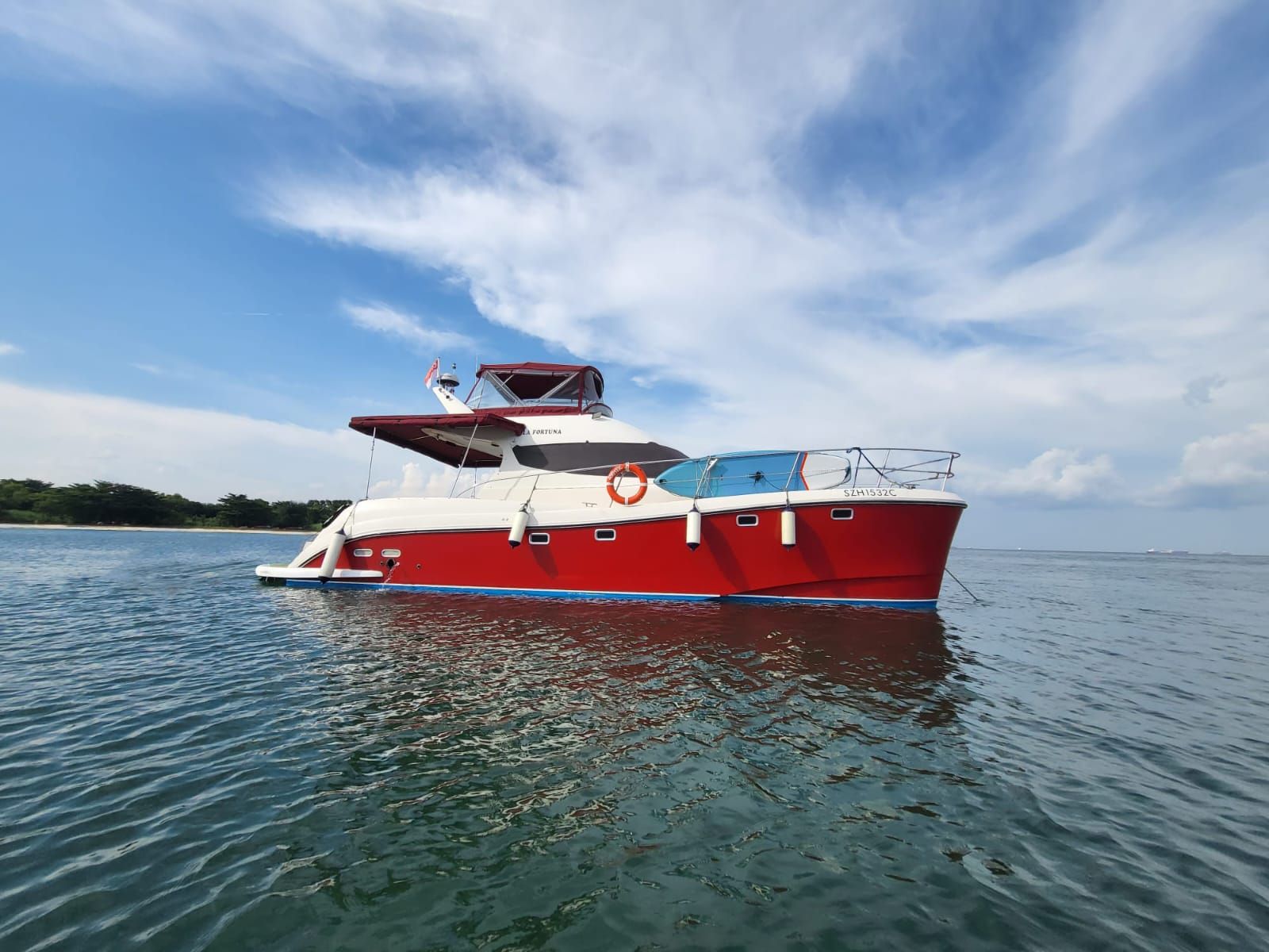 Lazarus Island La Fortuna Private Yacht by Shimmering Sea Cruises