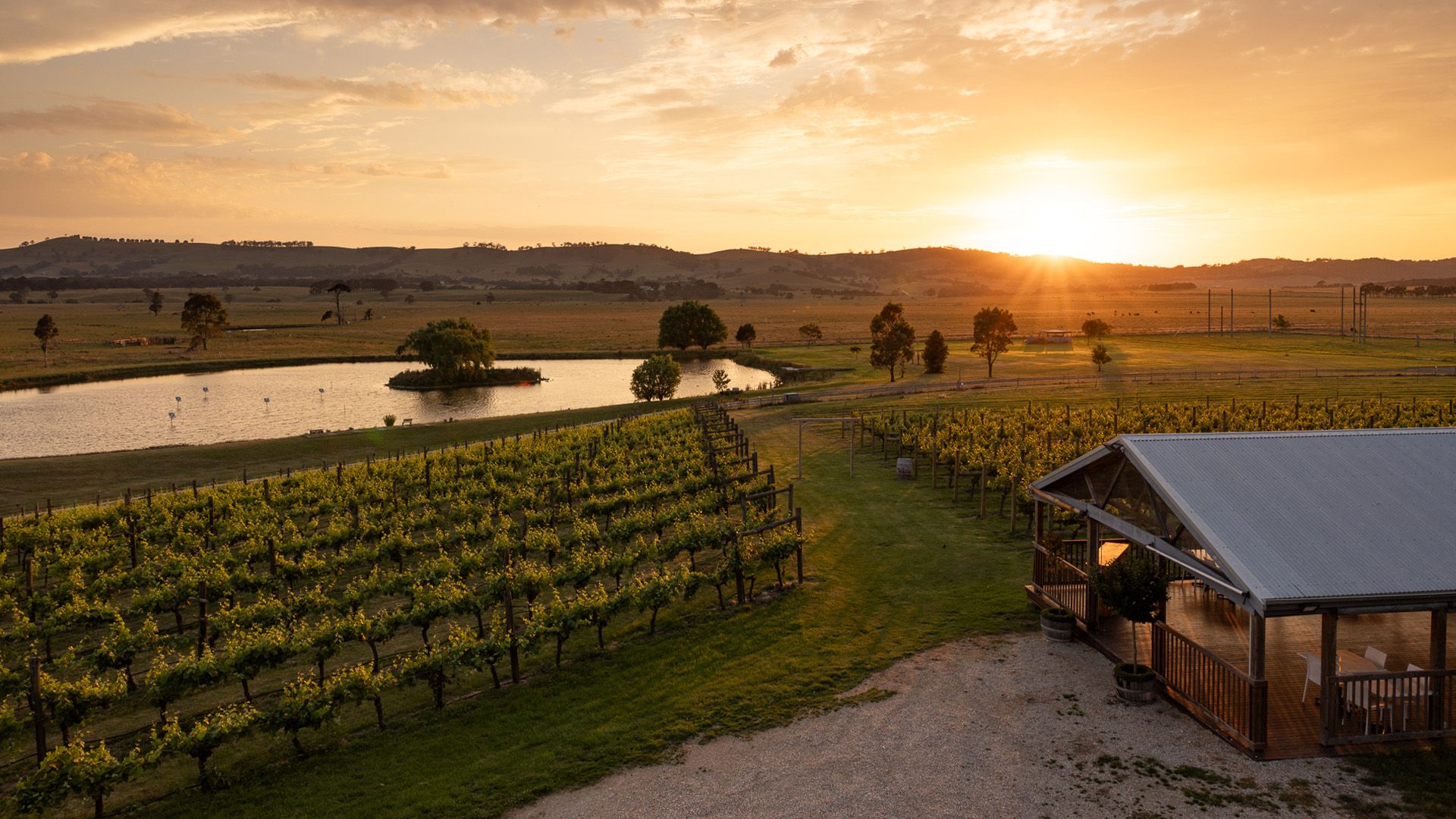 Macedon Ranges Scenic Vineyard Hideaway with Daily Breakfast & Boutique Wine Tastings