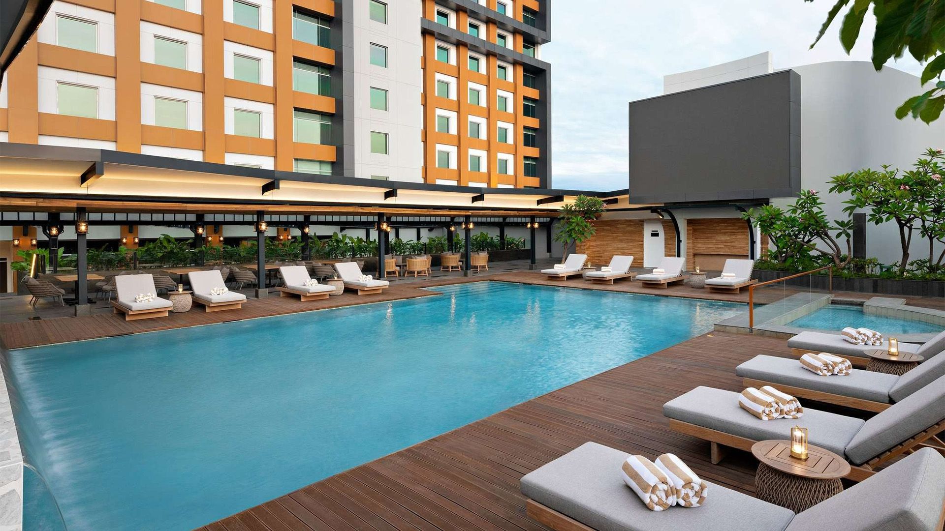 Elegant Central Jakarta Mövenpick Escape with Onsite Spa & Four Restaurants