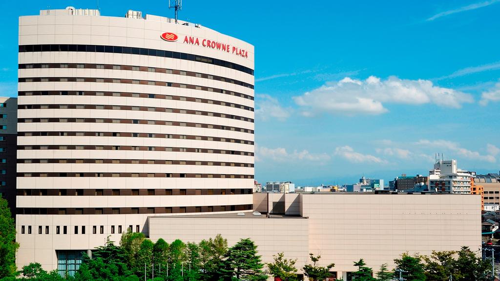 ANA Crowne Plaza Niigata with city views under a blue sky.