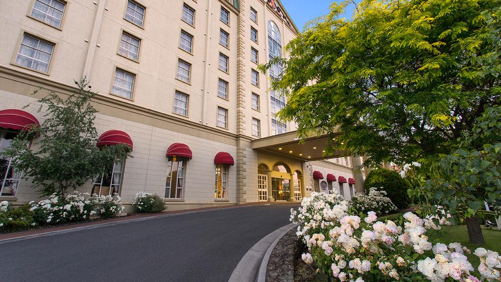 Hotel Grand Chancellor Launceston with heritage façade and garden.