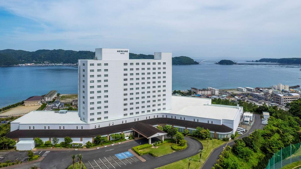 Oceanfront hotel in Kushimoto with scenic coastal views.