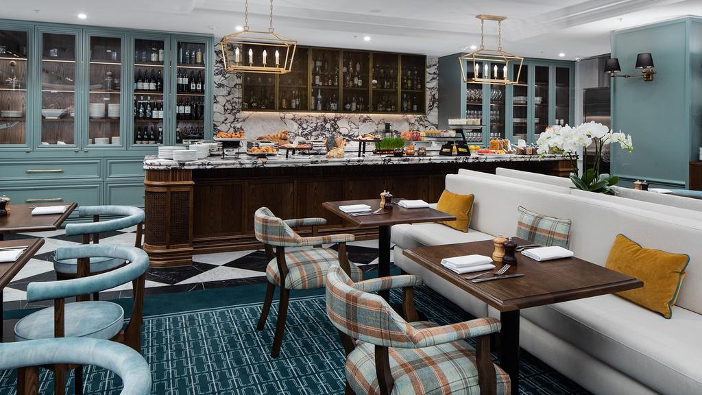 Elegante zona de comedor en Pullman Melbourne City Centre.