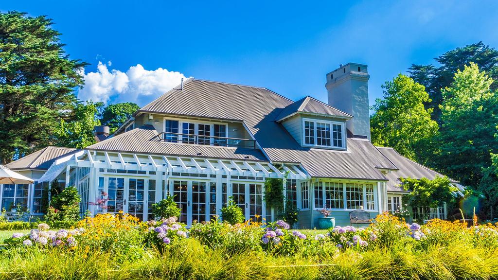 Charming Blue Mountains retreat with lush gardens and serene atmosphere.