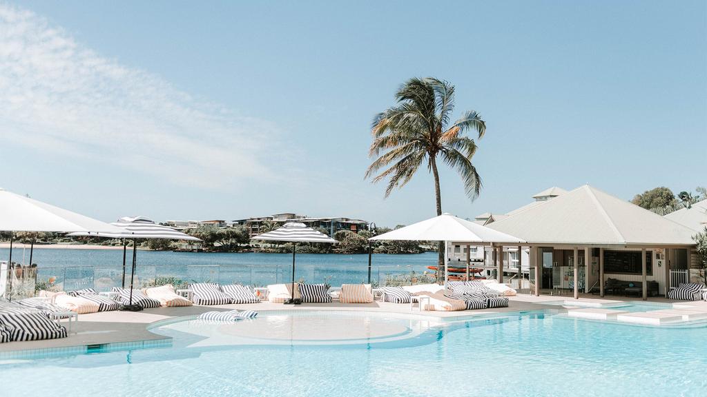 Resortpool und Lagune im Novotel Sunshine Coast Resort.
