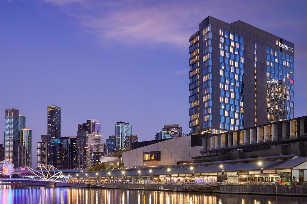 Pan Pacific Melbourne hotel by the Yarra River at dusk. 