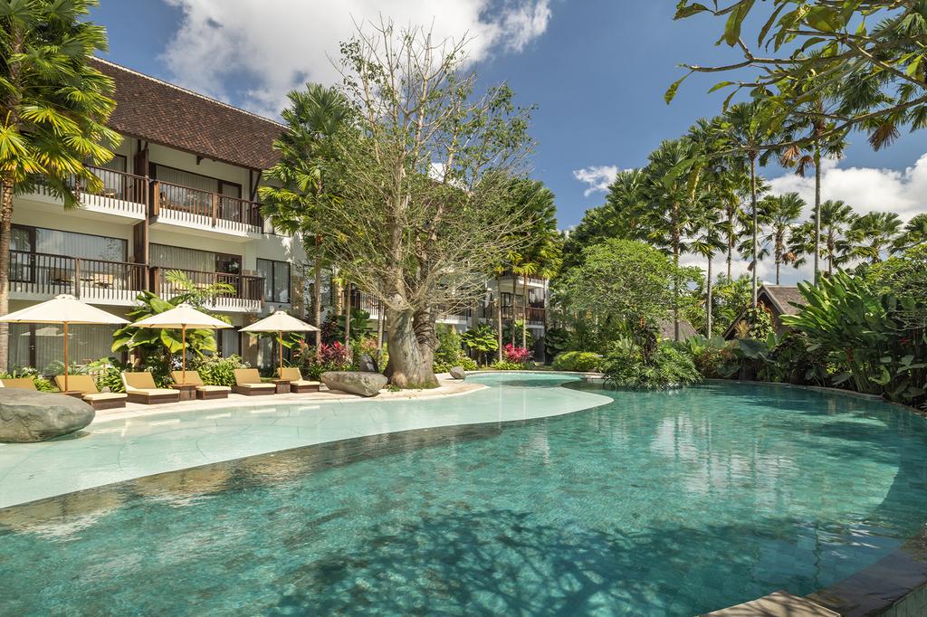 Lagoon-style pool at Sanctoo Suites & Villas, surrounded by lush jungle greenery in Gianyar.
