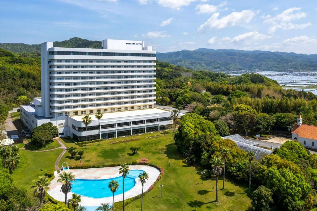 Coastal resort in Kochi with mountain and ocean views.