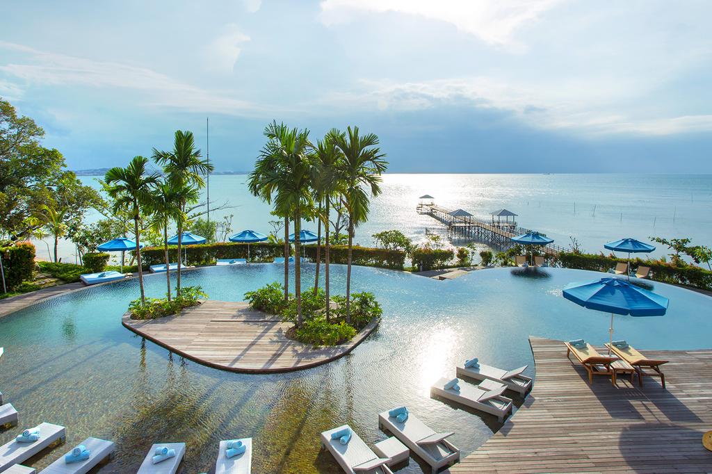 Five-star pool villas overlooking the ocean on Batam Island.