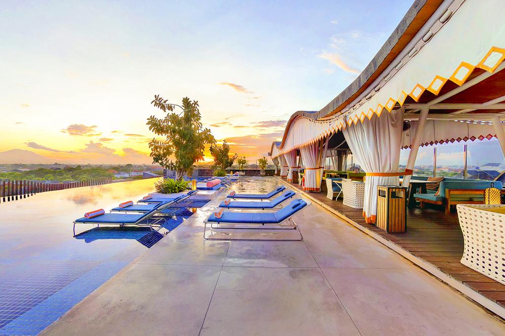 Rooftop infinity pool at TS Suites Seminyak with stunning sunset views.