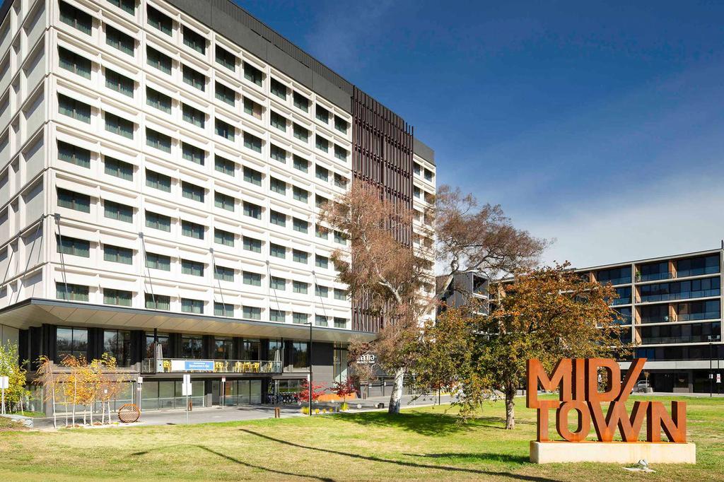 Stylish Canberra hotel near city centre with onsite Greek restaurant.