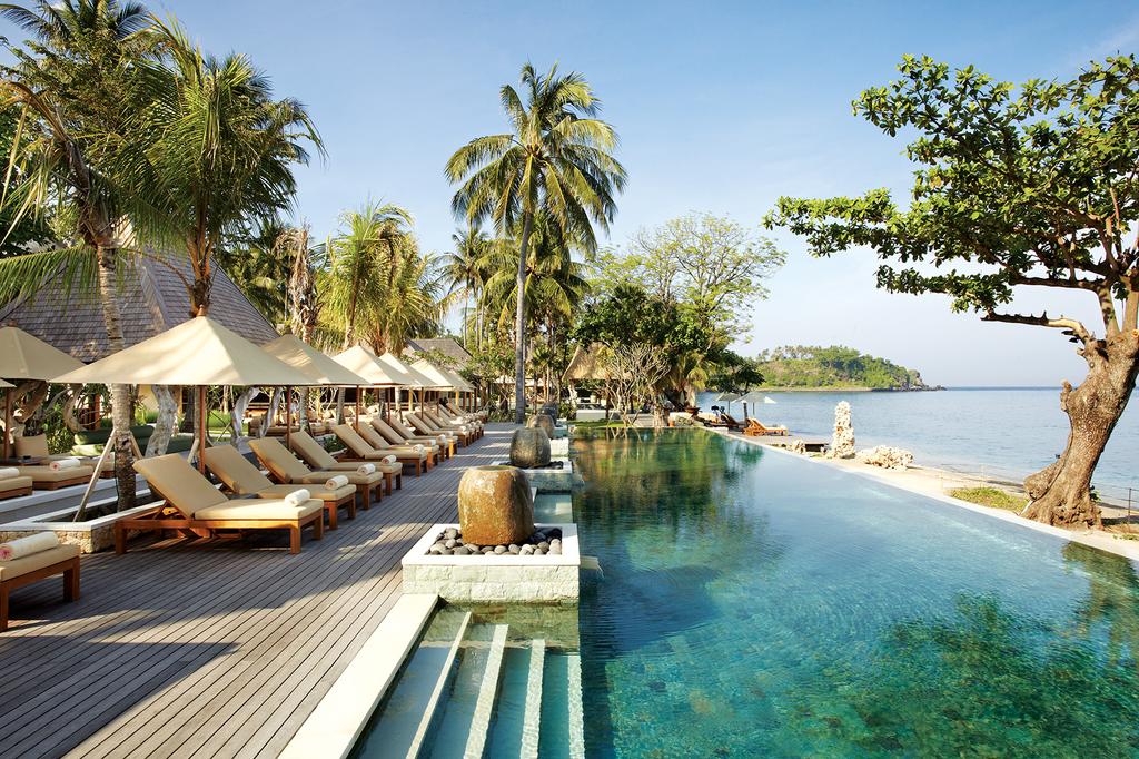 Beachfront infinity pool at Qunci Villas