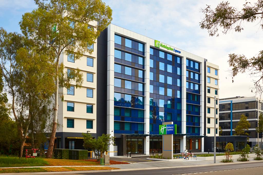 Exterior view of Holiday Inn Express Sydney Macquarie Park.