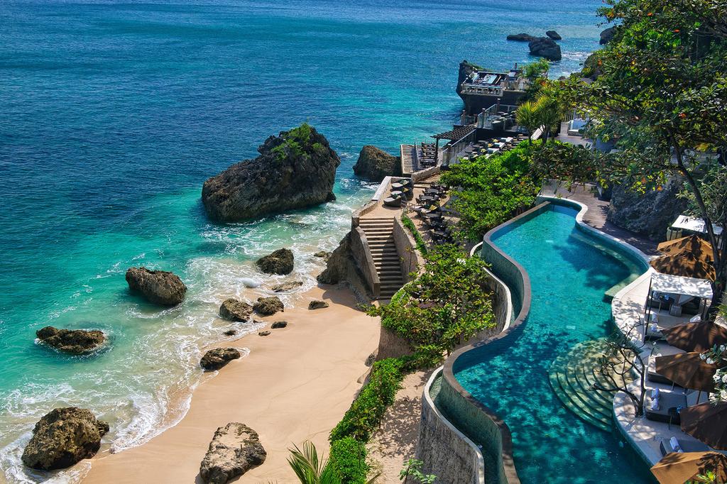 Infinity pool overlooking Jimbaran Bay in the AYANA resort. 