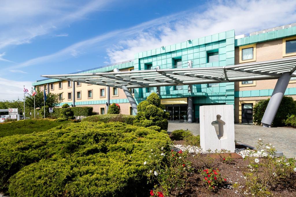 Front view of Crowne Plaza Milan – Malpensa Airport hotel.