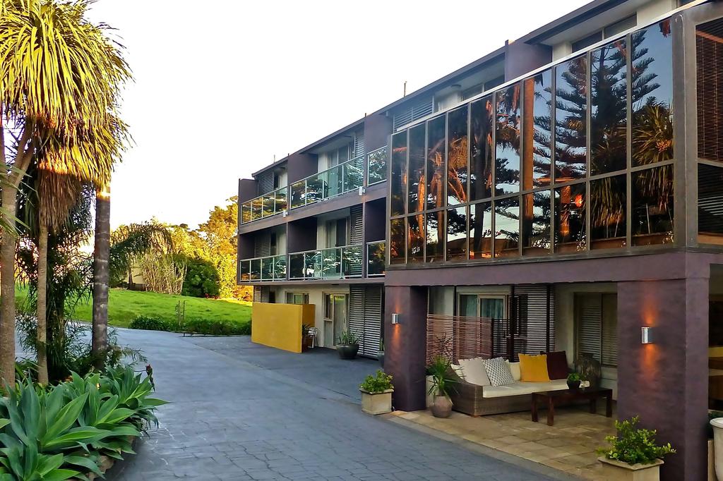 Park Ridge Retreat exterior surrounded by lush greenery in Gerringong.