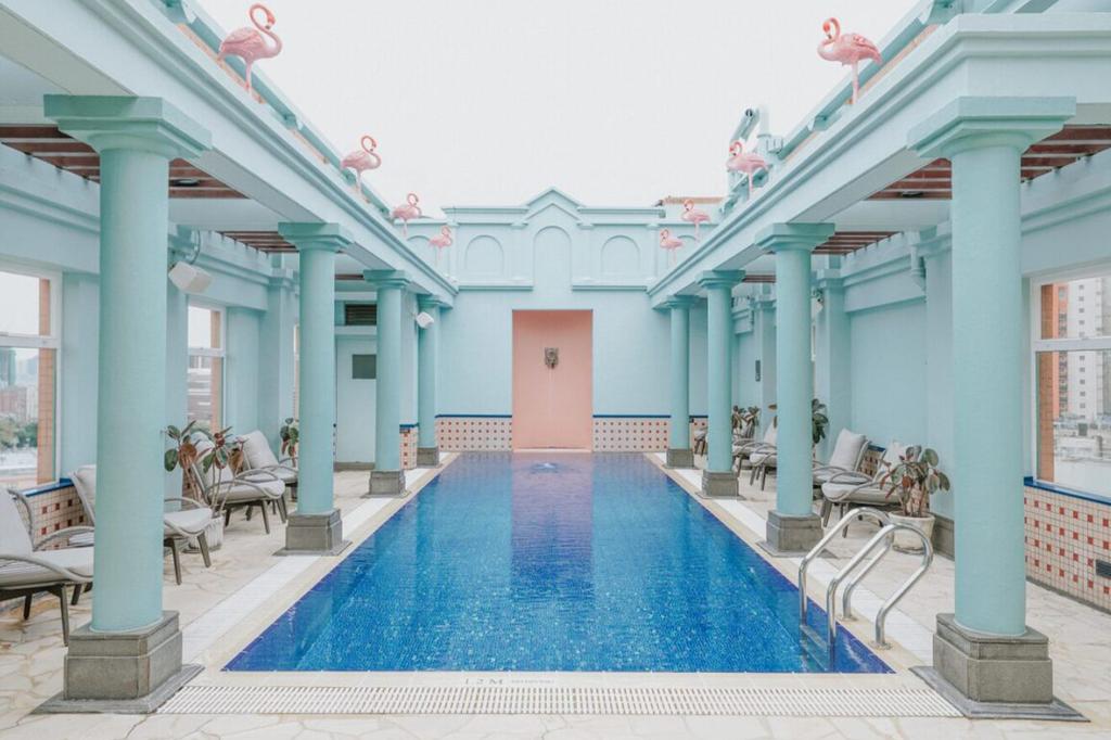 Rooftop swimming pool at Eaton HK.