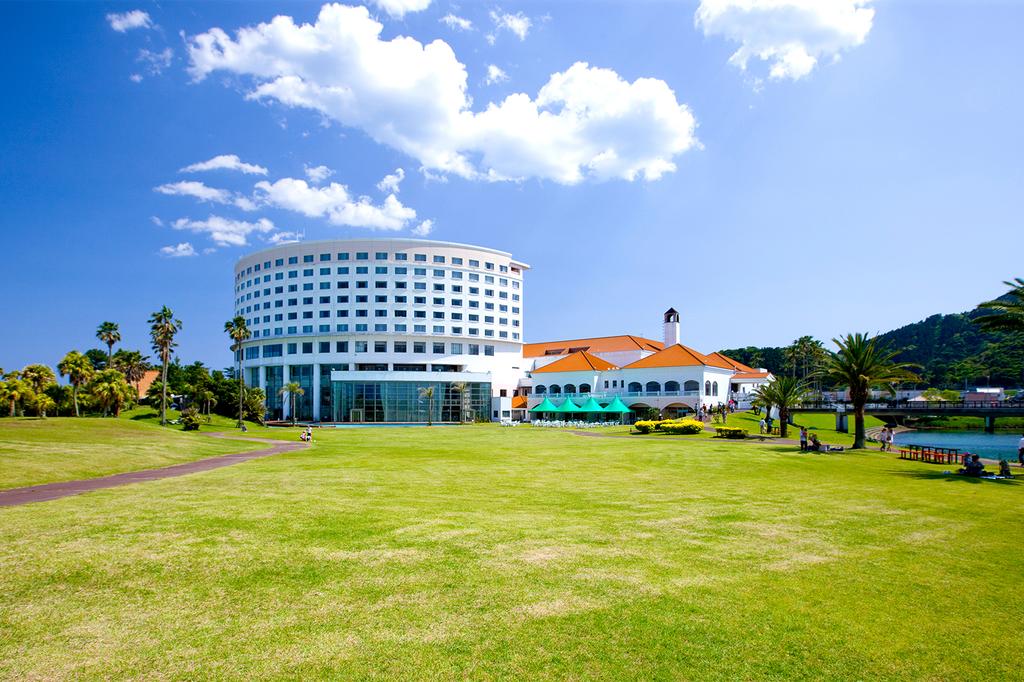 Holiday Inn Resort ANA Miyazaki with lush green lawns and ocean views.