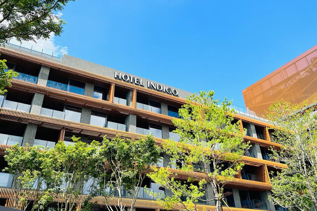 Hotel Indigo Alishan with modern architecture and lush surroundings.