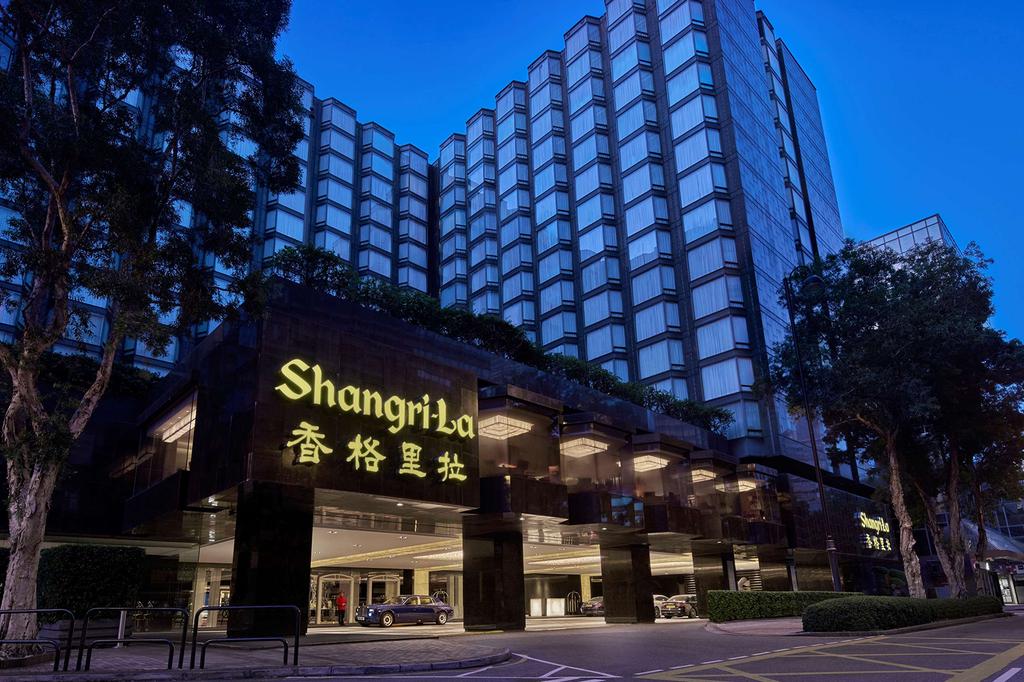 Exterior view of Kowloon Shangri-La, a five-star hotel by Victoria Harbour.