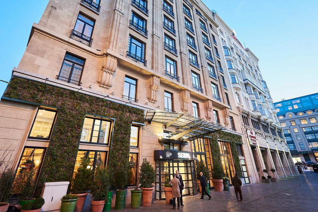 Exterior of Hotel Indigo Brussels with eco-conscious SERRA restaurant entrance.