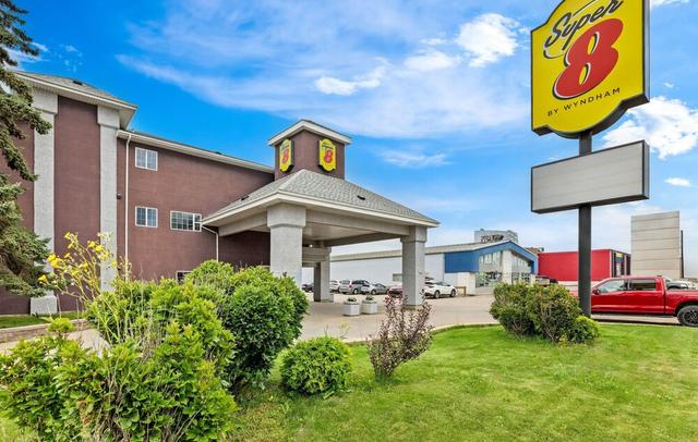 Super 8 by Wyndham Saskatoon Near Saskatoon Airport