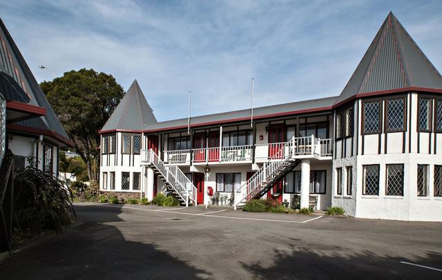 Castles Motel and Driftwood Motel