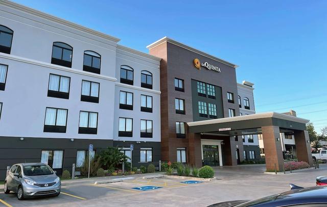 La Quinta Inn & Suites by Wyndham Tulsa Midtown