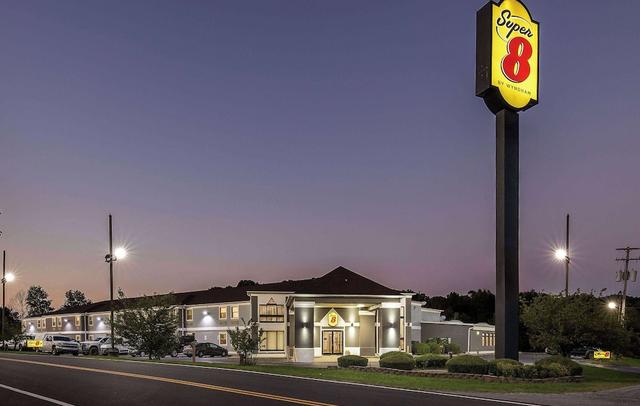 Super 8 by Wyndham Dickson