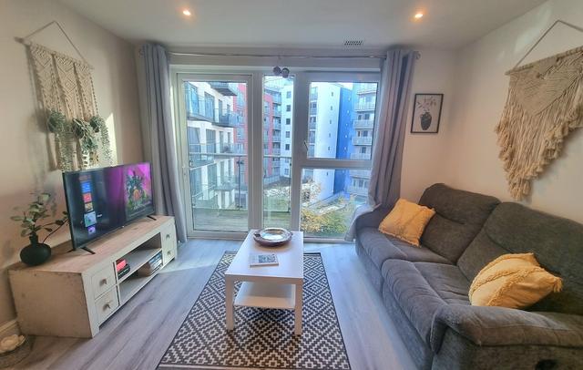 2-bed 2-bath Greenwich Apartment with balcony & lift