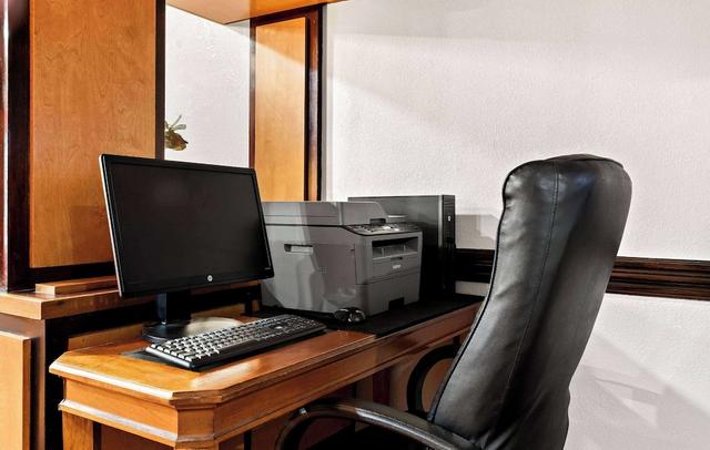 Days Inn & Suites by Wyndham Warren