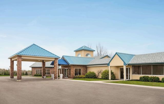 Days Inn & Suites by Wyndham Moncton