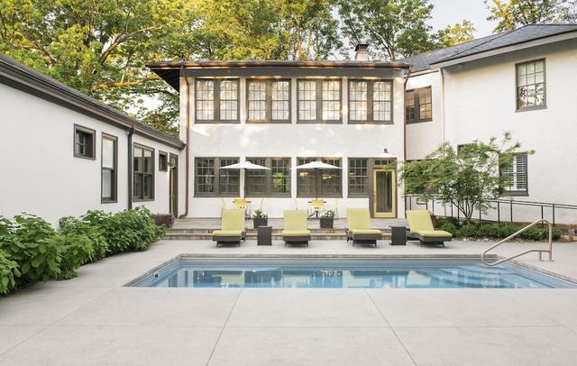 Oakhurst Inn at the University