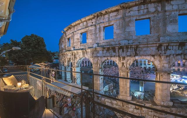 Arena & Seaview Luxurious Residence