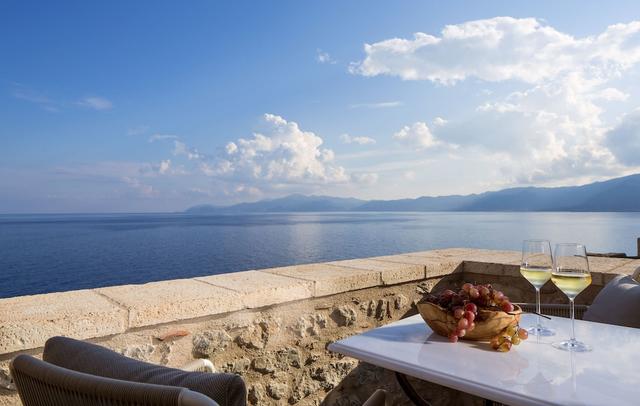 Moni Emvasis Luxury Suites