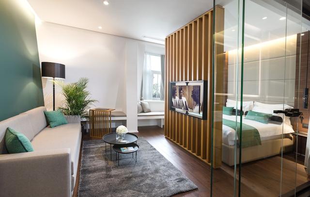 Dominic Smart & Luxury Suites Parliament