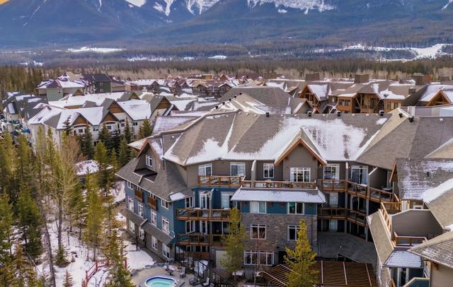 Blackstone Mountain Lodge by CLIQUE