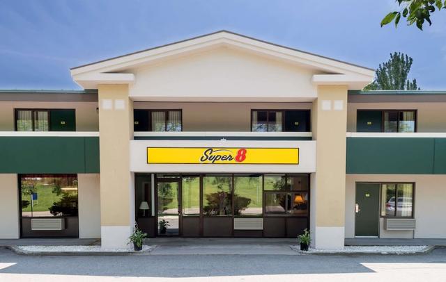 Super 8 by Wyndham White River Junction