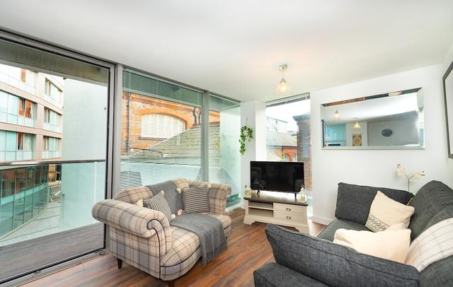 Free Parking, Modern, Balcony, 2 Bed, City Centre