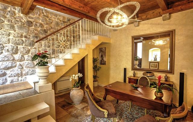 Dominus Little Palace