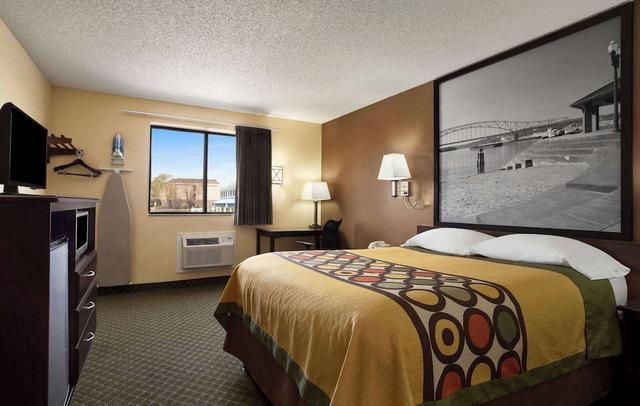 Super 8 by Wyndham Cedar Rapids