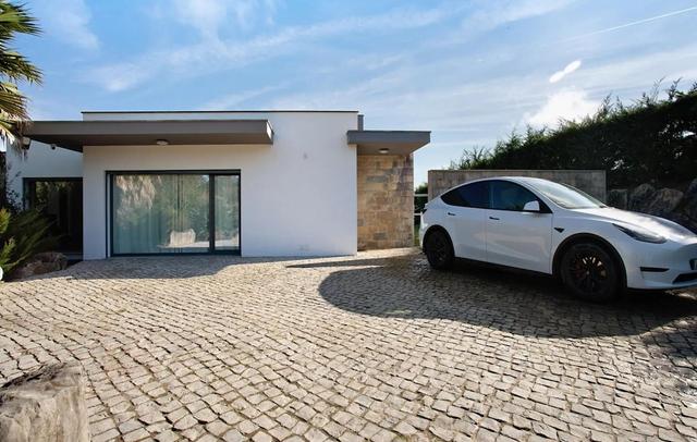 Alluring Villa in Salir de Matos near Coast