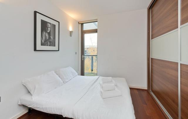 Spacious Flat With Balcony Close to the River in Greenwich by Underthedoormat