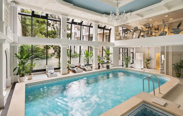 Queen's Court Hotel & Residence