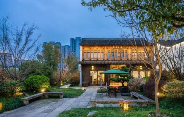 Floral Hotel Sheng Poman Courtyard
