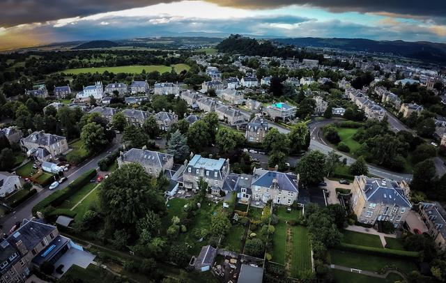 Spacious 4 Bedroom Flat in Stirling